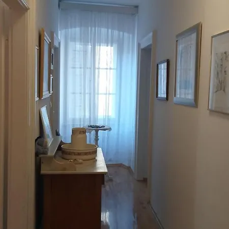 Apartman Lukrecija Apartment *